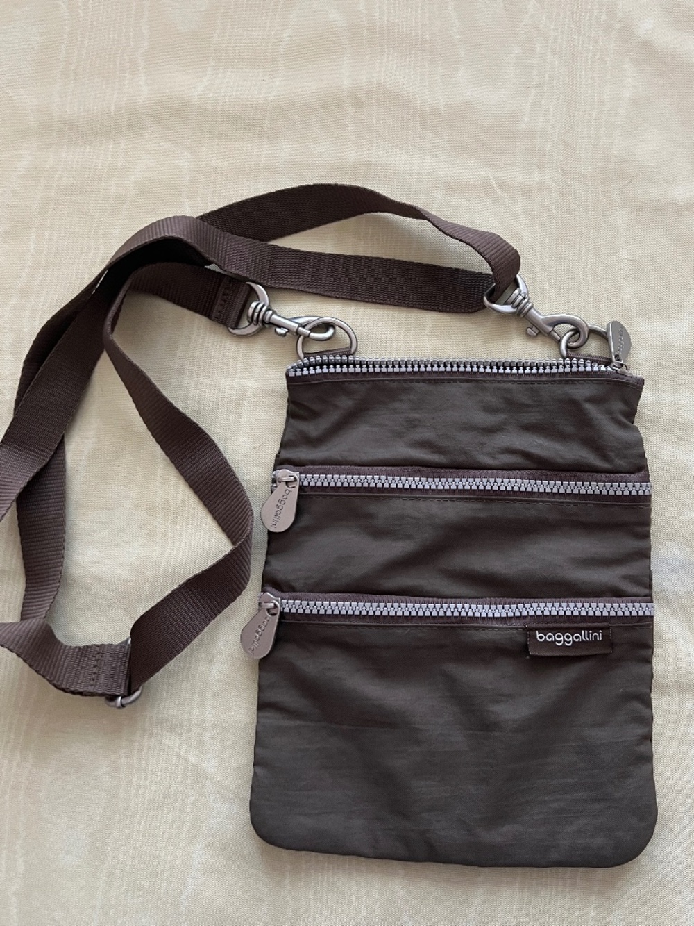 BAGGALLINI Brown Nylon Crossbody Bag Travel Purse Multi Pocket Adjustable Strap